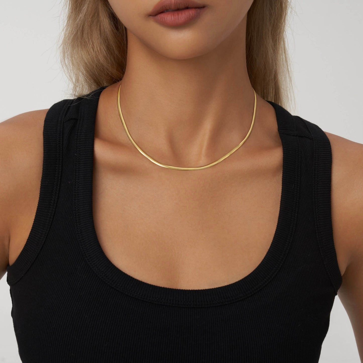 This snake bone chain is our star necklace. The unique open buckle design allows you to use your imagination to combine various pendants, and unlock multiple wearing methods.