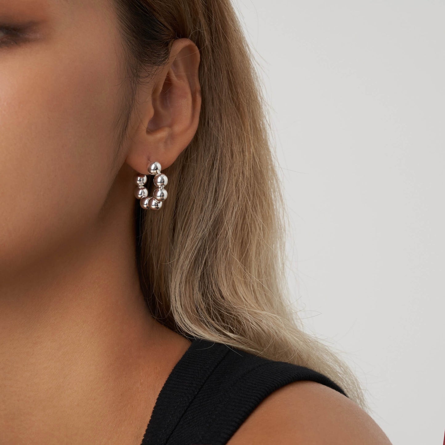 The seven silver beads that can be rotated arbitrarily shine on these stud earrings, which are eye-catching after wearing. It is recommended to wear it with the same style of necklace and bracelet, making you the brightest lady among your friends.